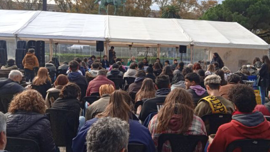 Docentes De La Unr Instalaron Una Carpa En La Plaza San Mart N Durante